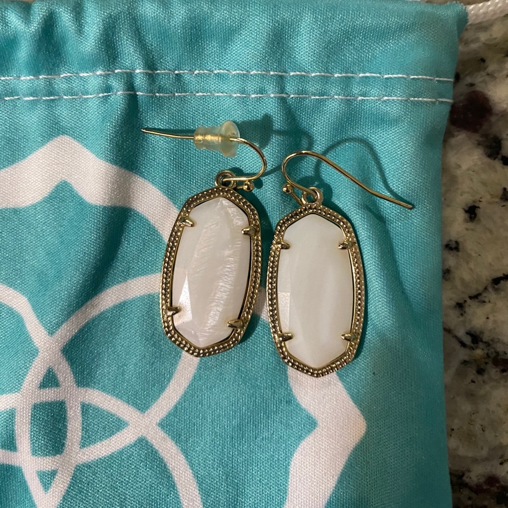 Small Kendra Scott drop earrings